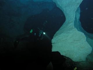  Buceo en cueva 